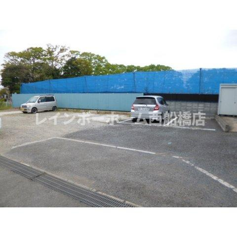 ソレジオ藤原の駐車場