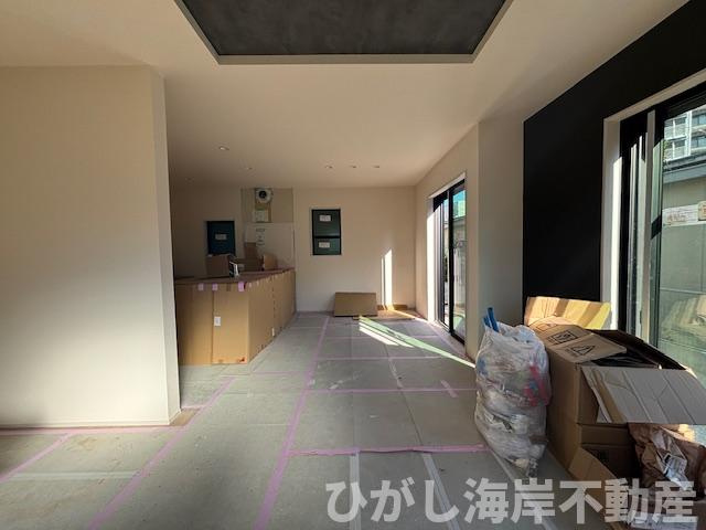 藤沢市羽鳥３丁目　新築戸建　全３棟の居間・リビング|10月8日撮影　建築中　18.7帖　LDK