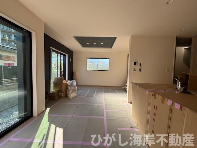 藤沢市羽鳥３丁目　新築戸建　全３棟の居間・リビング|10月8日撮影　建築中　18.7帖　LDK