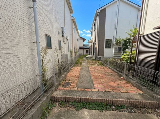 常滑市市場町4丁目　中古戸建の前面道路含む現地写真