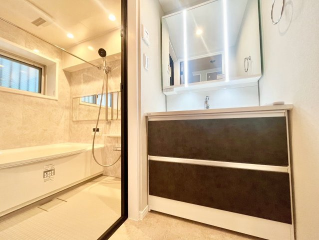 渋谷マンションの独立洗面台|2026.09.10撮影

現地ご見学希望・資料請求などお気軽にお問い合わせ下さい！
03-5990-5201