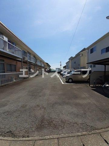 新井ハイツの駐車場|高崎、前橋のお部屋探しはエンドスケープまで！お客様の理想お聞かせ下さい♪