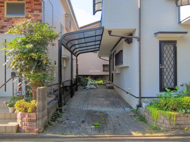 富士見市東みずほ台４丁目の中古一戸建の駐車場|カーポート付きで大切なお車も安心です。