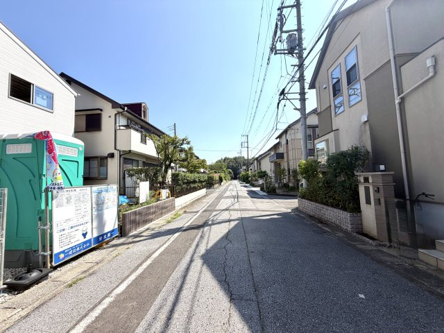 越谷市千間台西４期１号棟　新築戸建の前面道路含む現地写真|角地ならではの良好な風通りと日当たりを実現。街並みの中でも存在感が際立つ洗練されたポジションです。
