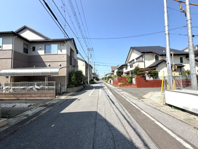 越谷市千間台西４期１号棟　新築戸建の前面道路含む現地写真|見通しの良いすっきりとした前面道路。歩道や側溝もきれいに整備されており、毎日の往来が快適です。