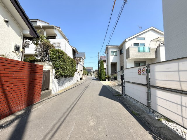 越谷市千間台西４期１号棟　新築戸建の前面道路含む現地写真|車の取り回しや駐車がしやすい２方接道。ご家族用と来客用でアプローチを分けるなどの工夫も可能です。