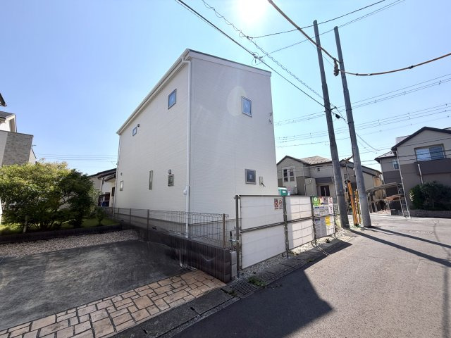 越谷市千間台西４期１号棟　新築戸建の外観|アプローチや駐車場の外構工事が進行中。建物全体の完成形がほぼ見えてきたおすすめの新築物件です。