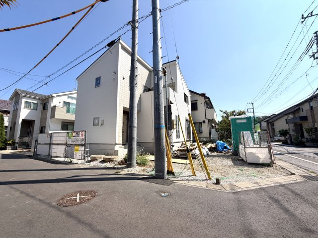 越谷市千間台西４期１号棟　新築戸建の外観|引き渡しに向け最終の美装工程へ。いつでもお客様をお迎えできる準備が整いつつある最新現場です。