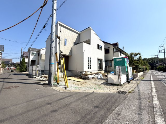 越谷市千間台西４期１号棟　新築戸建の外観|内装クロスや設備機器の設置が完了間近。洗練されたインテリア空間の雰囲気をいち早くご体感いただけます。