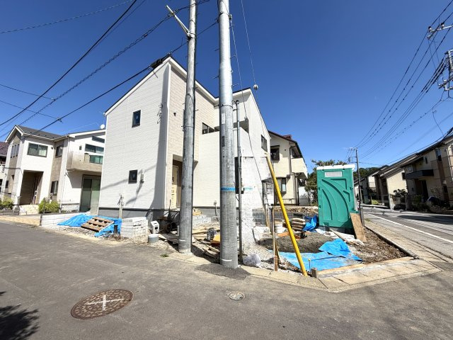 越谷市千間台西４期１号棟　新築戸建の外観|職人による最終チェックと仕上げが行われている現場。高品質な仕上がりをひと足早くご確認いただけます。
