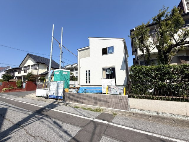 越谷市千間台西４期１号棟　新築戸建の外観|足場が解体され外観がお披露目された現地。日当たりの良さとおしゃれな外観デザインが際立っています。