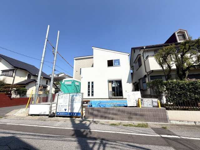 越谷市千間台西４期１号棟　新築戸建の外観|照明やコンセントの施工が進む完成直前の現場。明るい室内と機能的な間取りの良さが引き立ちます。