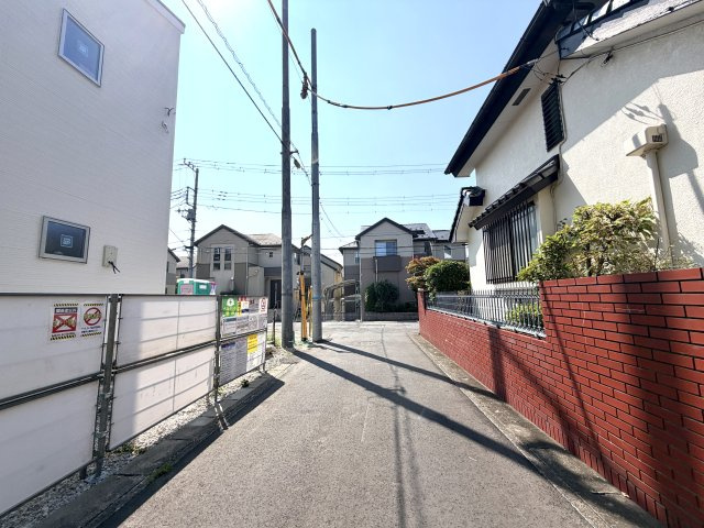 越谷市千間台西４期１号棟　新築戸建の前面道路含む現地写真|２方向の道路に面した開放感あふれる敷地。陽当たり・風通しともに恵まれ、明るく快適な住まいが叶います。