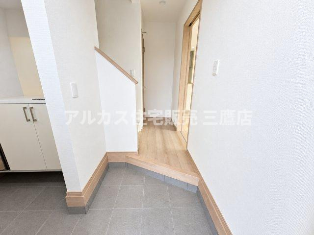 国分寺市北町3丁目　西武国分寺線　鷹の台駅　新築戸建の玄関|明るい木目の上がり框とタイル床が広がる玄関ホール。室内へと続く動線がすっきりと確保された清潔感のある造りです。