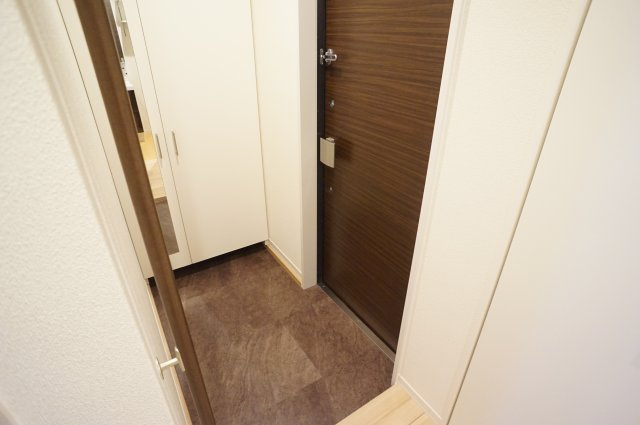 EAST VILLA 逆瀬川の玄関