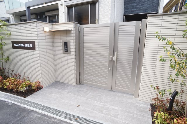 EAST VILLA 逆瀬川のエントランス