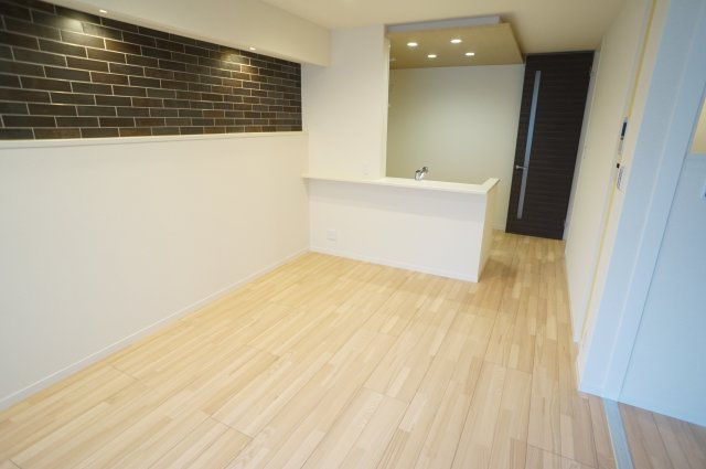 EAST VILLA 逆瀬川の居間・リビング