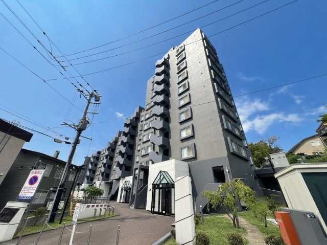 シアス羊ヶ丘通りの外観|１０階建ての５階部分に位置するお部屋。南西に向いたバルコニーは眺望と日当りが良好です。