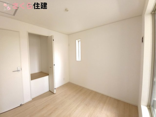 クレイドルガーデン宇都宮市桜　第3の洋室|階段を活用した収納ですこちらの部屋からもバルコニーへいけます
