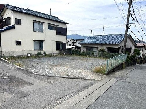 南小・南中まで約350m　バス通り沿いの平坦な土地