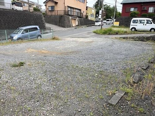 南小・南中まで約350m　バス通り沿いの平坦な土地の外観