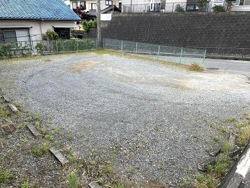 南小・南中まで約350m　バス通り沿いの平坦な土地の外観