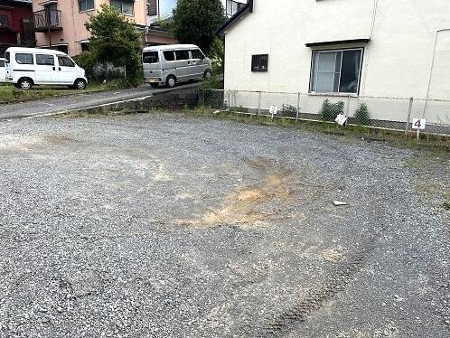 南小・南中まで約350m　バス通り沿いの平坦な土地の外観