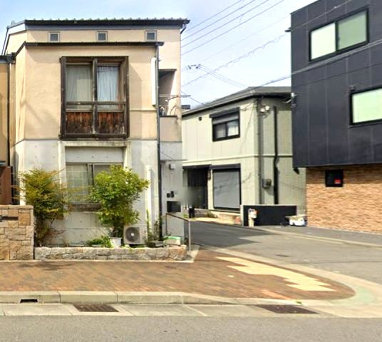 吉田町2丁目の前面道路含む現地写真|前道は陽当たり・風通しが良い幅員12ｍ
