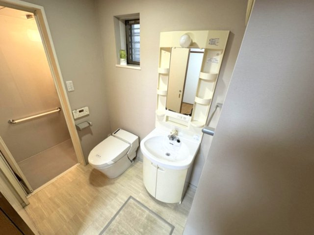 吉田町2丁目の独立洗面台|1階　トイレ・洗面室　窓があり、明るく換気も安心