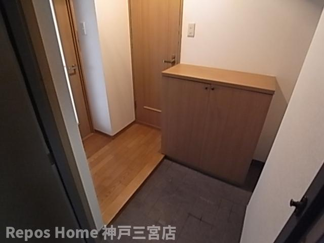 アミーグランコート三宮の玄関