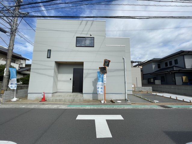 北土居1丁目新築戸建の外観|白い外壁が明るい印象を与える、スタイリッシュな角地の新築一戸建てで、開放感のある佇まいが魅力です。