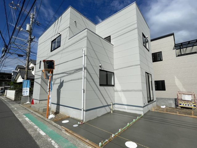 北土居1丁目新築戸建の外観|敷地面積141平米超のゆとりを活かし、並列で3台の駐車スペースを確保した機能的な敷地配置が特徴です。