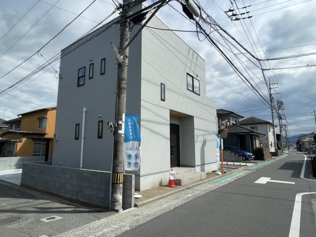 北土居1丁目新築戸建の外観|角地の特性を活かした窓の配置により、室内のプライバシーを保ちつつ、採光もしっかり確保されています。