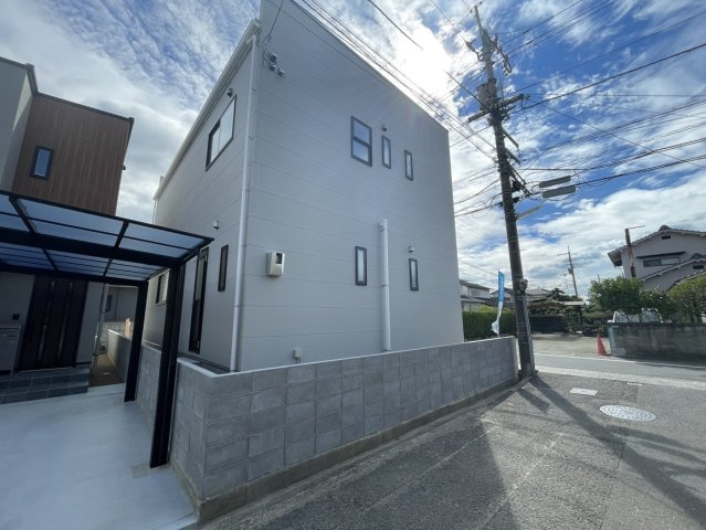 北土居1丁目新築戸建の外観|建物裏手まで美しく整えられた敷地は、将来の物置設置や自転車置き場など、多目的に活用できそうな広さです。