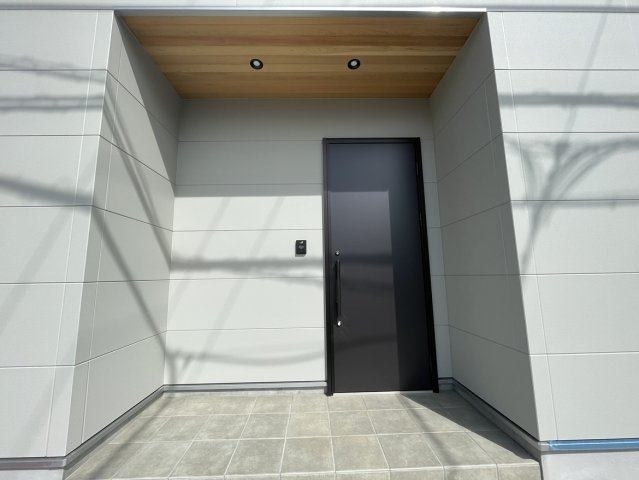 北土居1丁目新築戸建の玄関|雨の日でも慌てずに鍵を開けられる、軒のある設計が嬉しい、スタイリッシュなデザインの玄関まわりです。