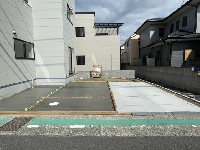 北土居1丁目新築戸建の駐車場|来客時や将来のご家族の成長にも対応できる、並列3台分のゆとりある駐車スペースを確保しています。