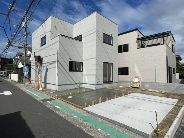 北土居1丁目新築戸建の駐車場|駐車場部分は障害物がなく見通しが良いため、小さなお子さまがいるご家庭でも安全に出入り可能です。