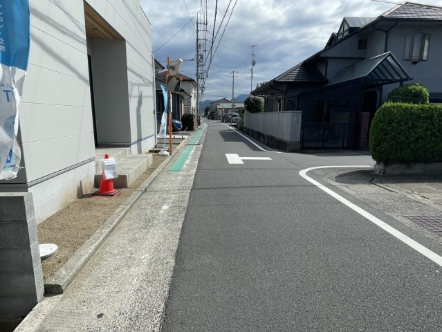 北土居1丁目新築戸建の前面道路含む現地写真|西側の前面道路は幅員4.9mとゆとりがあり、お車同士のすれ違いもスムーズに行える広さがあります。
