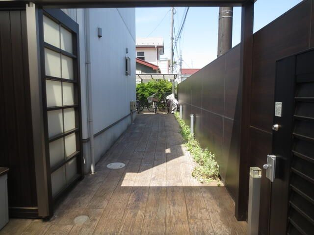 スカイホワイト喜多見のエントランス