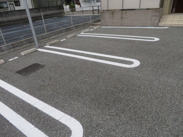 加古川市平岡町新在家のハイツの駐車場