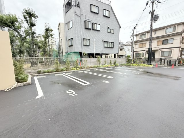 セレニテ西元町アリエの駐車場