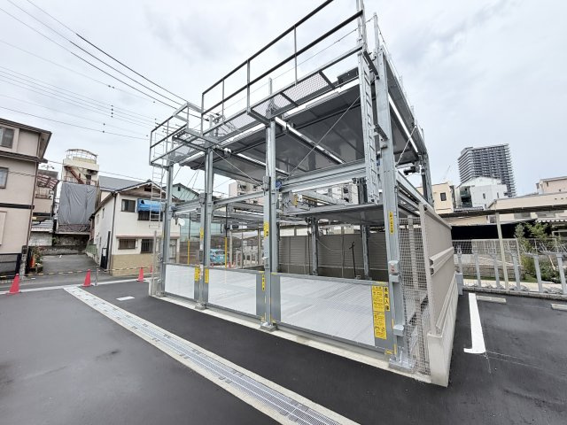 セレニテ西元町アリエの駐車場