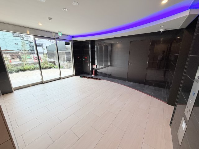 セレニテ西元町アリエのロビー