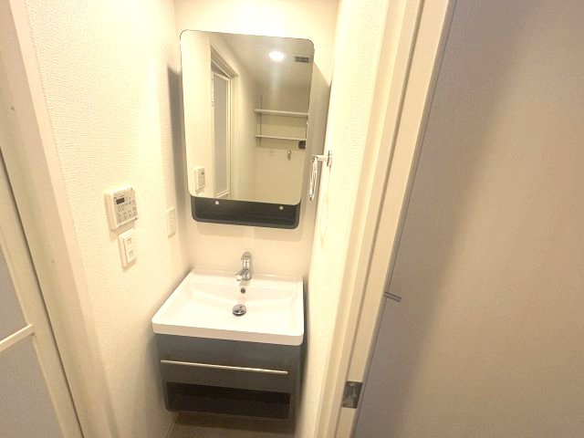 セレニテ西元町アリエの独立洗面台