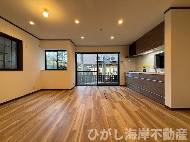 藤沢市羽鳥１丁目　中古戸建の居間・リビング|新規リフォーム完了！　13帖　LDK