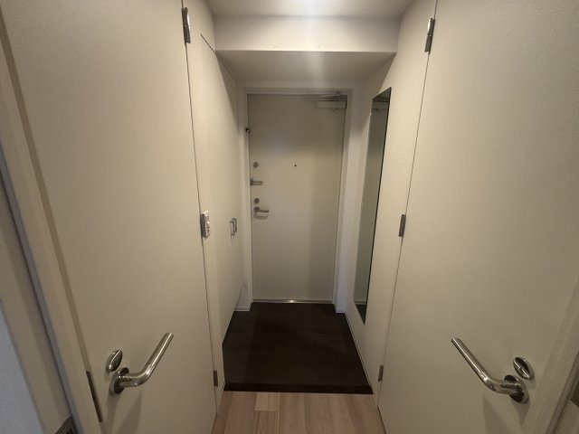 セレニテ西元町アリエの玄関