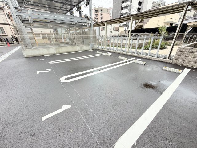 セレニテ西元町アリエの駐車場