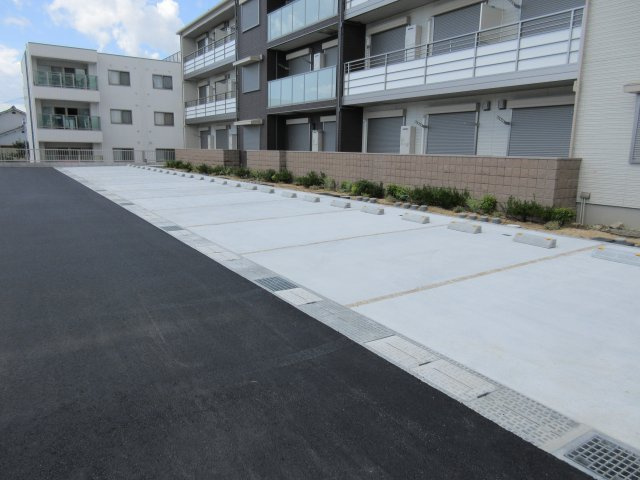 カーサグラスB棟の駐車場