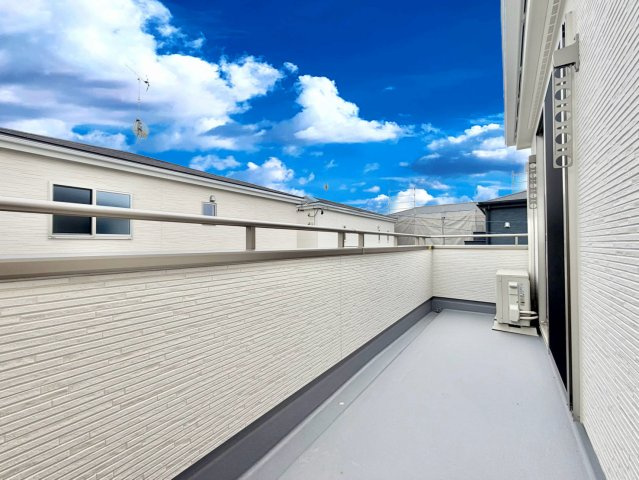 知多市新舞子第4のバルコニー|家族の洗濯物もまとめて干せる、広さと使いやすさを兼ね備えたバルコニー。家事効率もぐっと高まります。									
									