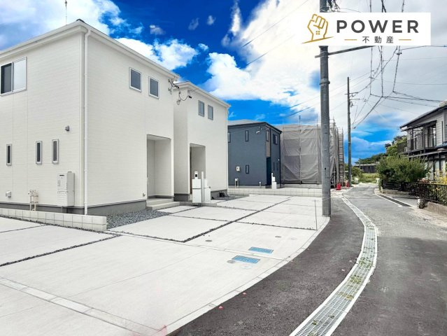 知多市新舞子第4の前面道路含む現地写真|十分な幅が確保されており、車の出し入れもスムーズ。お子様の送り迎えなど、日常の動作も快適に行えます。									
									